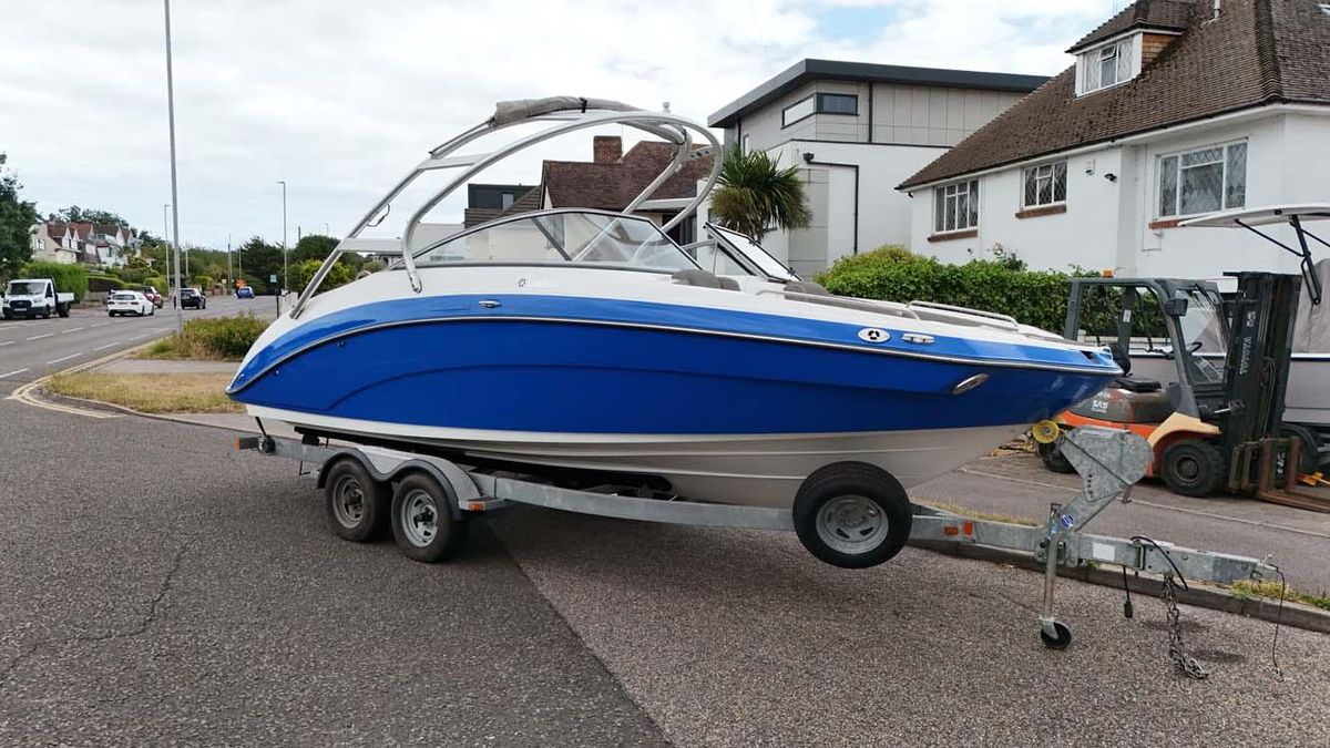 Yamaha 242 Limited S 2011 - High-Performance Jet Boat - Low Hours & Trailer Included