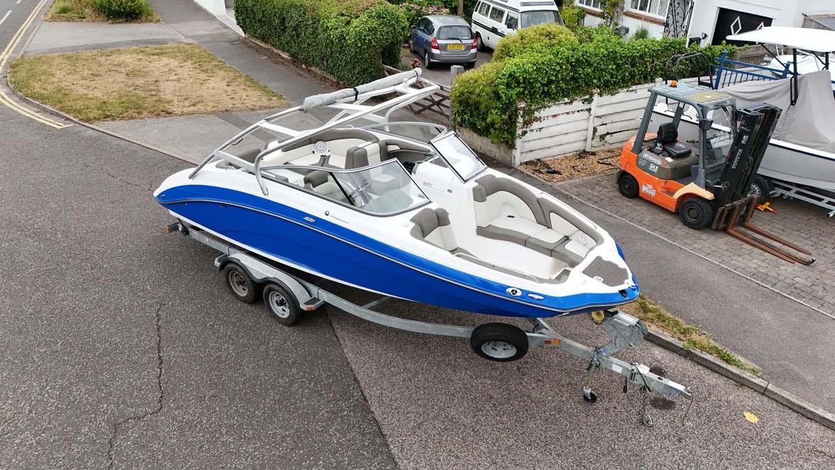 Yamaha 242 Limited S 2011 - High-Performance Jet Boat - Low Hours & Trailer Included