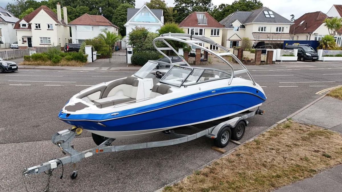 Yamaha 242 Limited S 2011 - High-Performance Jet Boat - Low Hours & Trailer Included