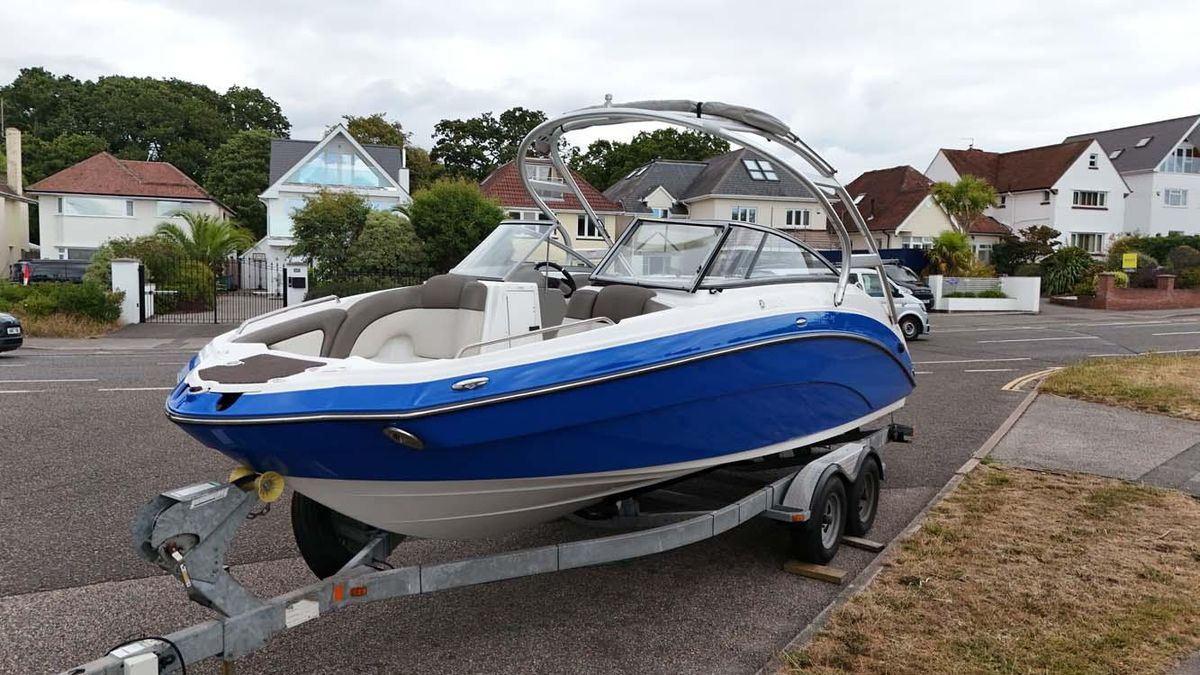 Yamaha 242 Limited S 2011 - High-Performance Jet Boat - Low Hours & Trailer Included