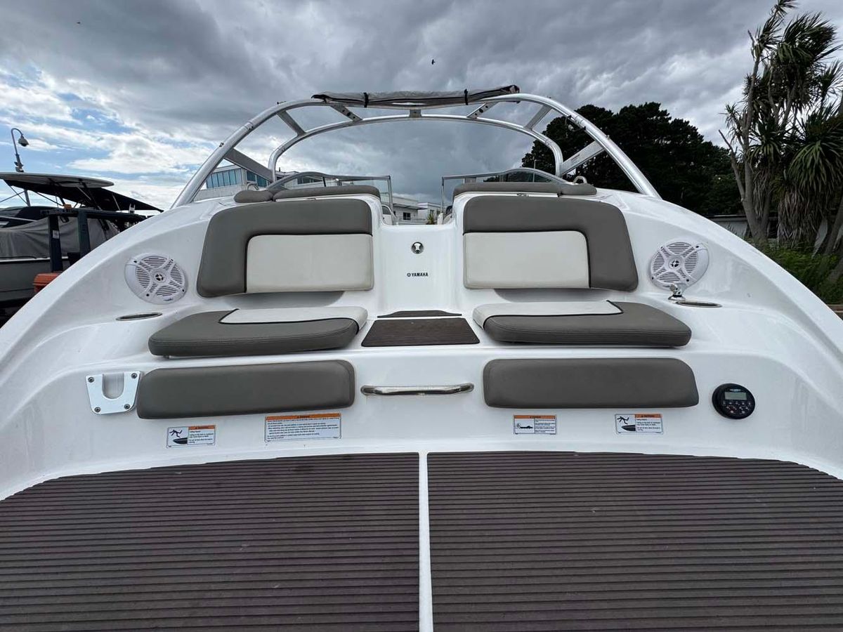 Yamaha 242 Limited S 2011 - High-Performance Jet Boat - Low Hours & Trailer Included