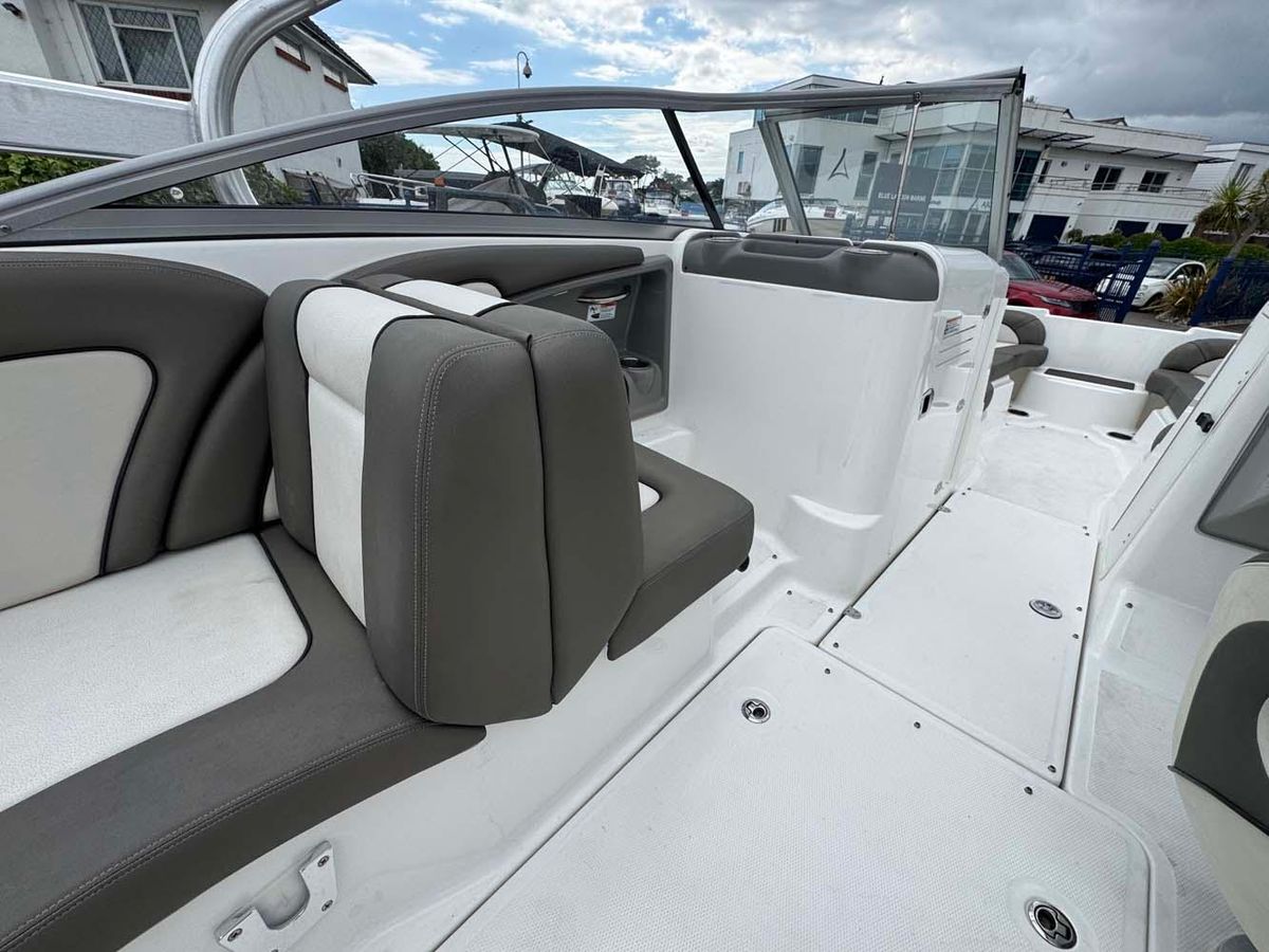 Yamaha 242 Limited S 2011 - High-Performance Jet Boat - Low Hours & Trailer Included