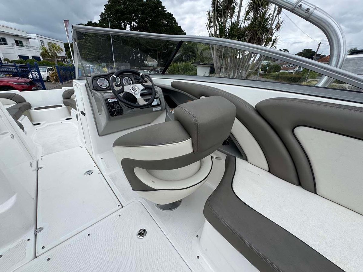 Yamaha 242 Limited S 2011 - High-Performance Jet Boat - Low Hours & Trailer Included