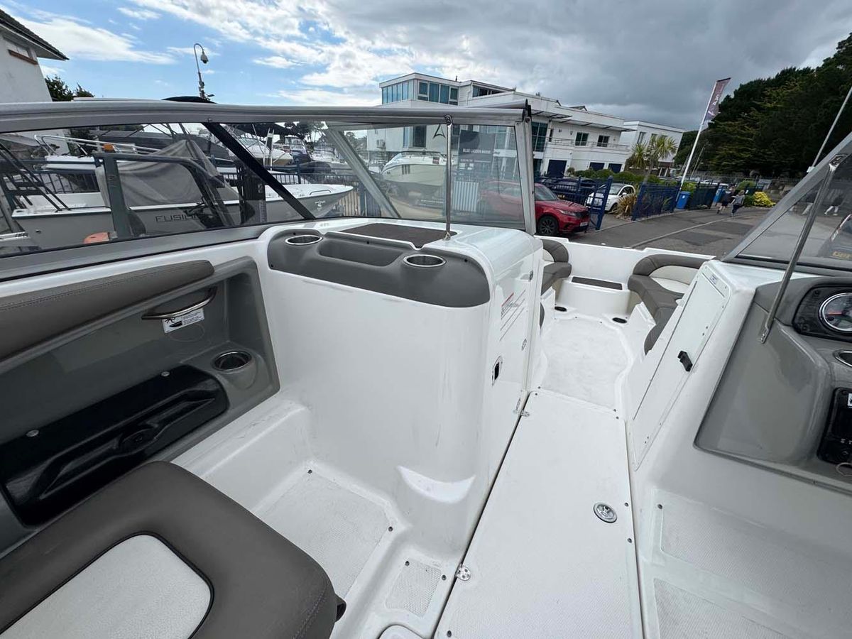 Yamaha 242 Limited S 2011 - High-Performance Jet Boat - Low Hours & Trailer Included