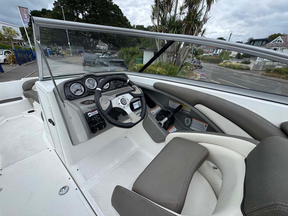 Yamaha 242 Limited S 2011 - High-Performance Jet Boat - Low Hours & Trailer Included