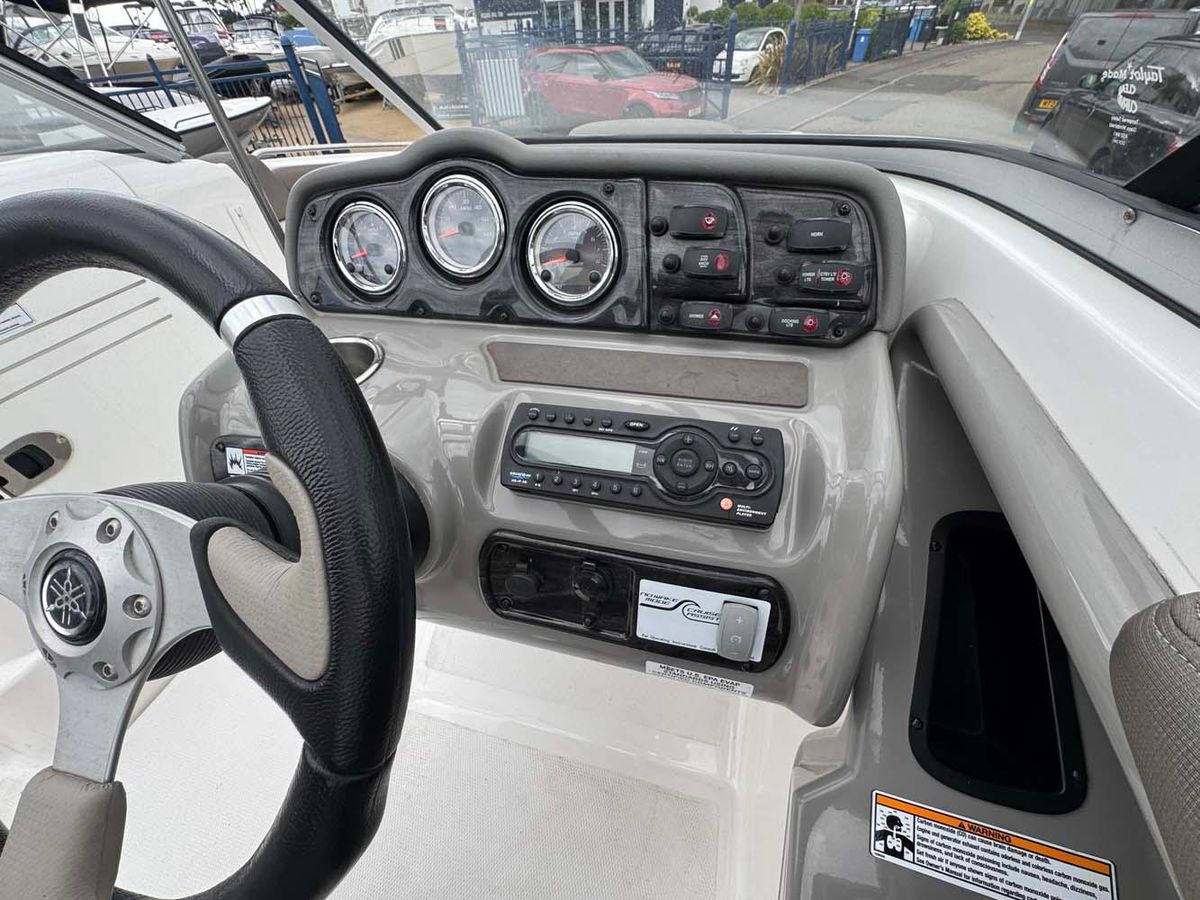 Yamaha 242 Limited S 2011 - High-Performance Jet Boat - Low Hours & Trailer Included