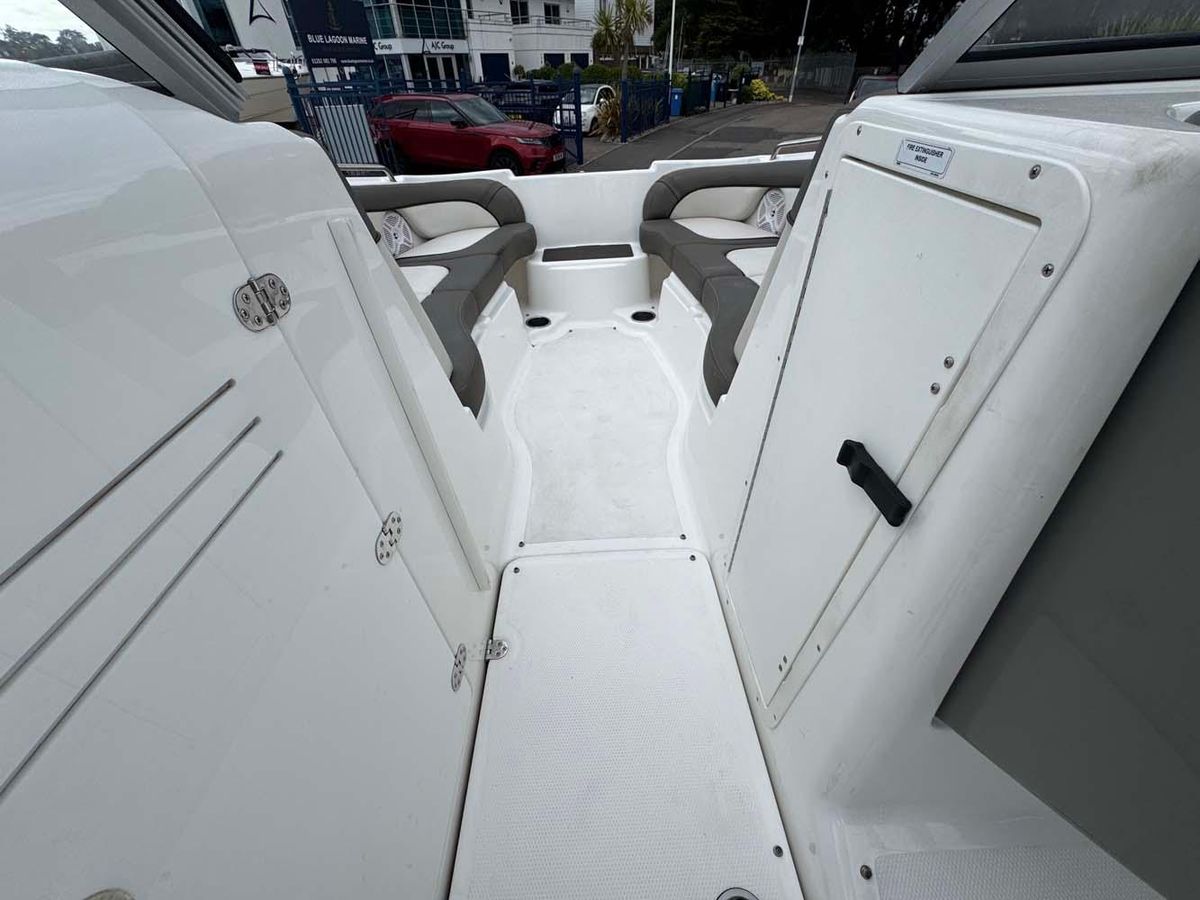 Yamaha 242 Limited S 2011 - High-Performance Jet Boat - Low Hours & Trailer Included