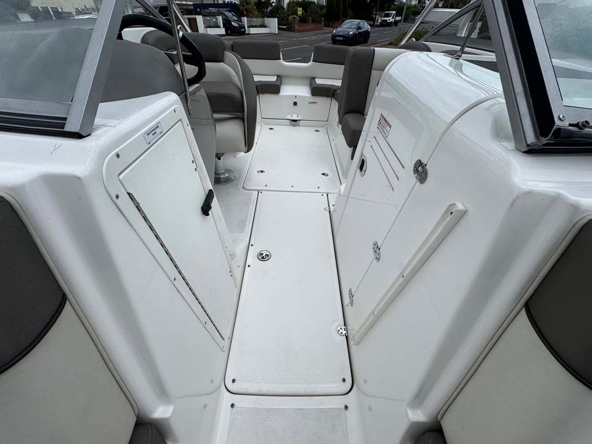 Yamaha 242 Limited S 2011 - High-Performance Jet Boat - Low Hours & Trailer Included