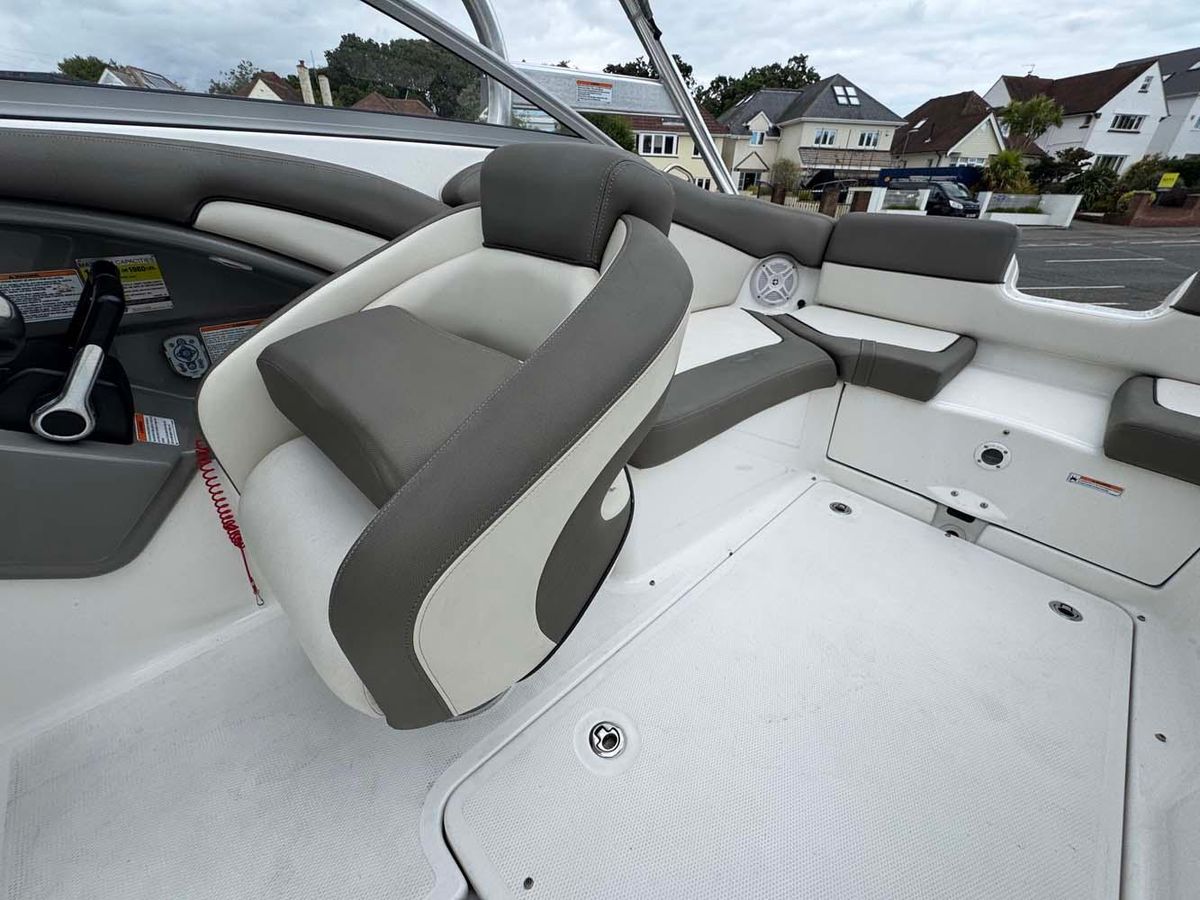 Yamaha 242 Limited S 2011 - High-Performance Jet Boat - Low Hours & Trailer Included