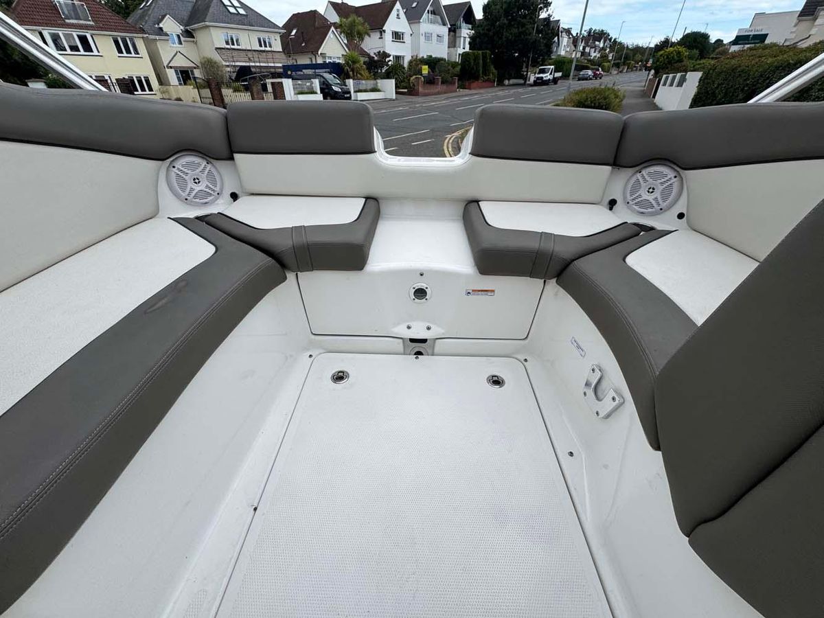 Yamaha 242 Limited S 2011 - High-Performance Jet Boat - Low Hours & Trailer Included