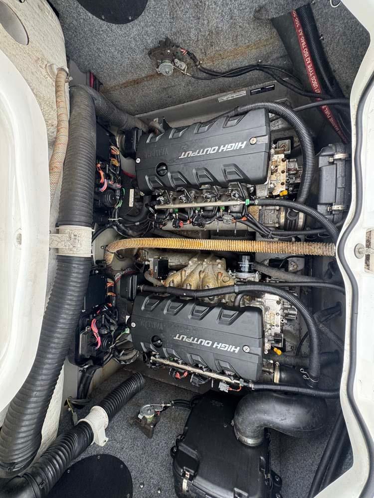 Yamaha 242 Limited S 2011 - High-Performance Jet Boat - Low Hours & Trailer Included