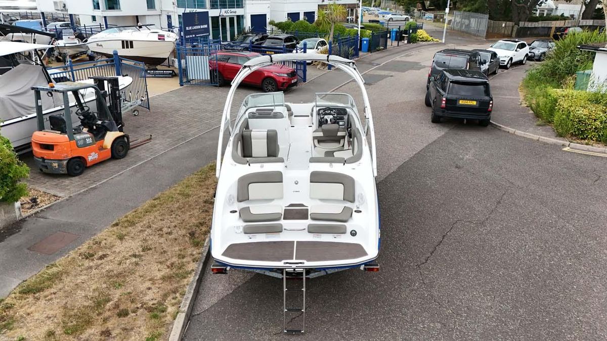 Yamaha 242 Limited S 2011 - High-Performance Jet Boat - Low Hours & Trailer Included