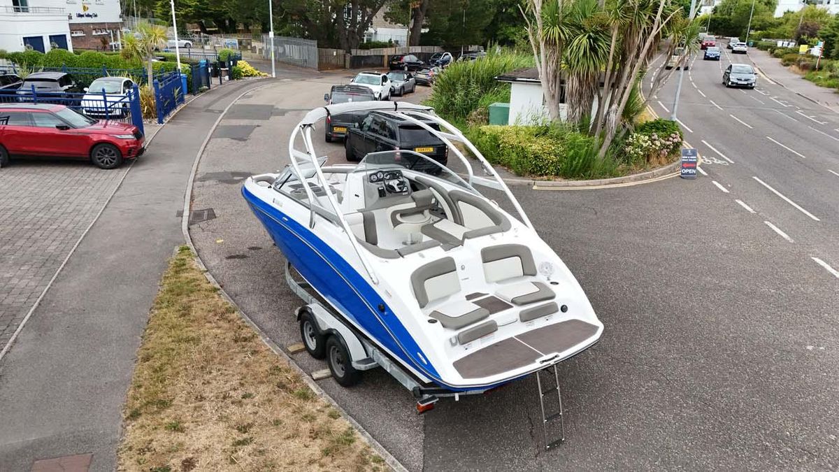 Yamaha 242 Limited S 2011 - High-Performance Jet Boat - Low Hours & Trailer Included