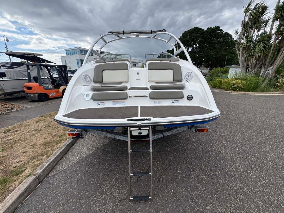 Yamaha 242 Limited S 2011 - High-Performance Jet Boat - Low Hours & Trailer Included