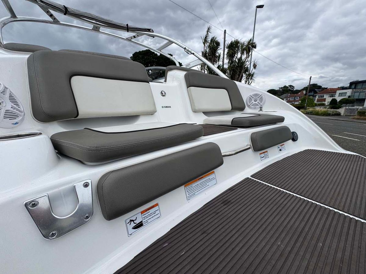 Yamaha 242 Limited S 2011 - High-Performance Jet Boat - Low Hours & Trailer Included