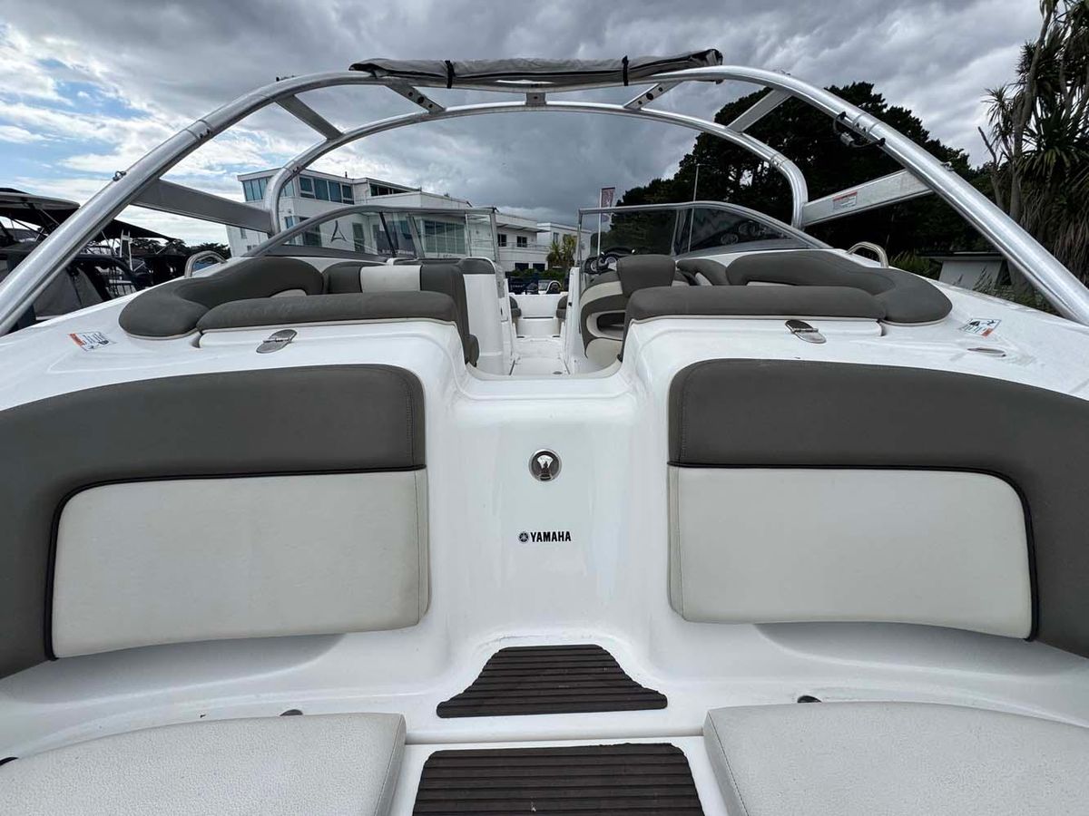 Yamaha 242 Limited S 2011 - High-Performance Jet Boat - Low Hours & Trailer Included