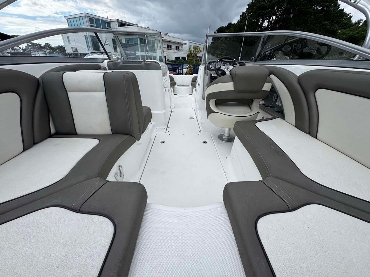 Yamaha 242 Limited S 2011 - High-Performance Jet Boat - Low Hours & Trailer Included