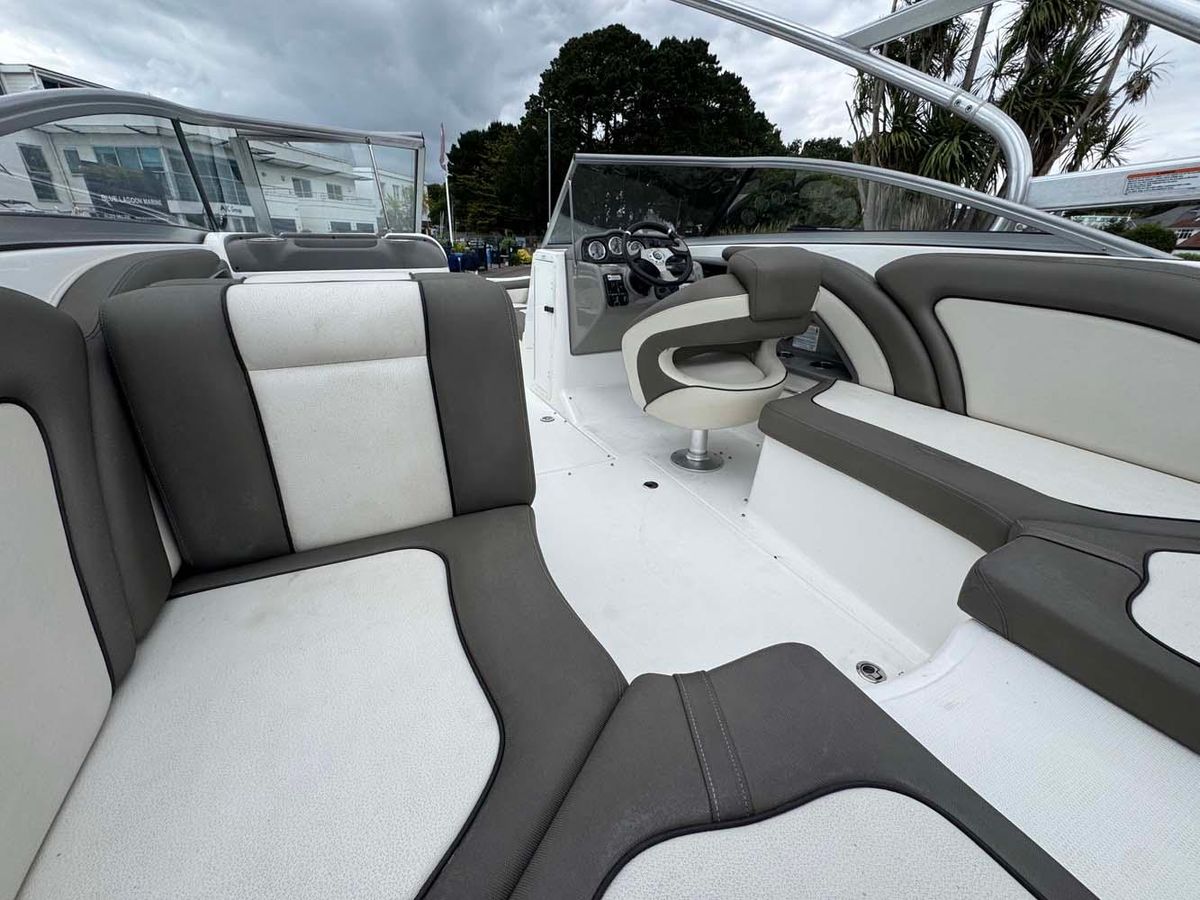 Yamaha 242 Limited S 2011 - High-Performance Jet Boat - Low Hours & Trailer Included