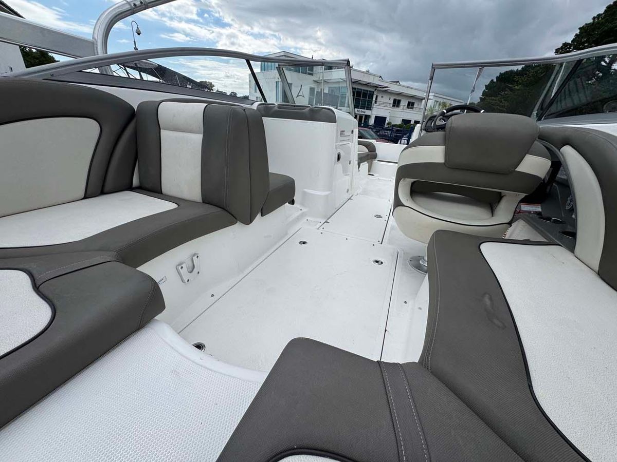 Yamaha 242 Limited S 2011 - High-Performance Jet Boat - Low Hours & Trailer Included