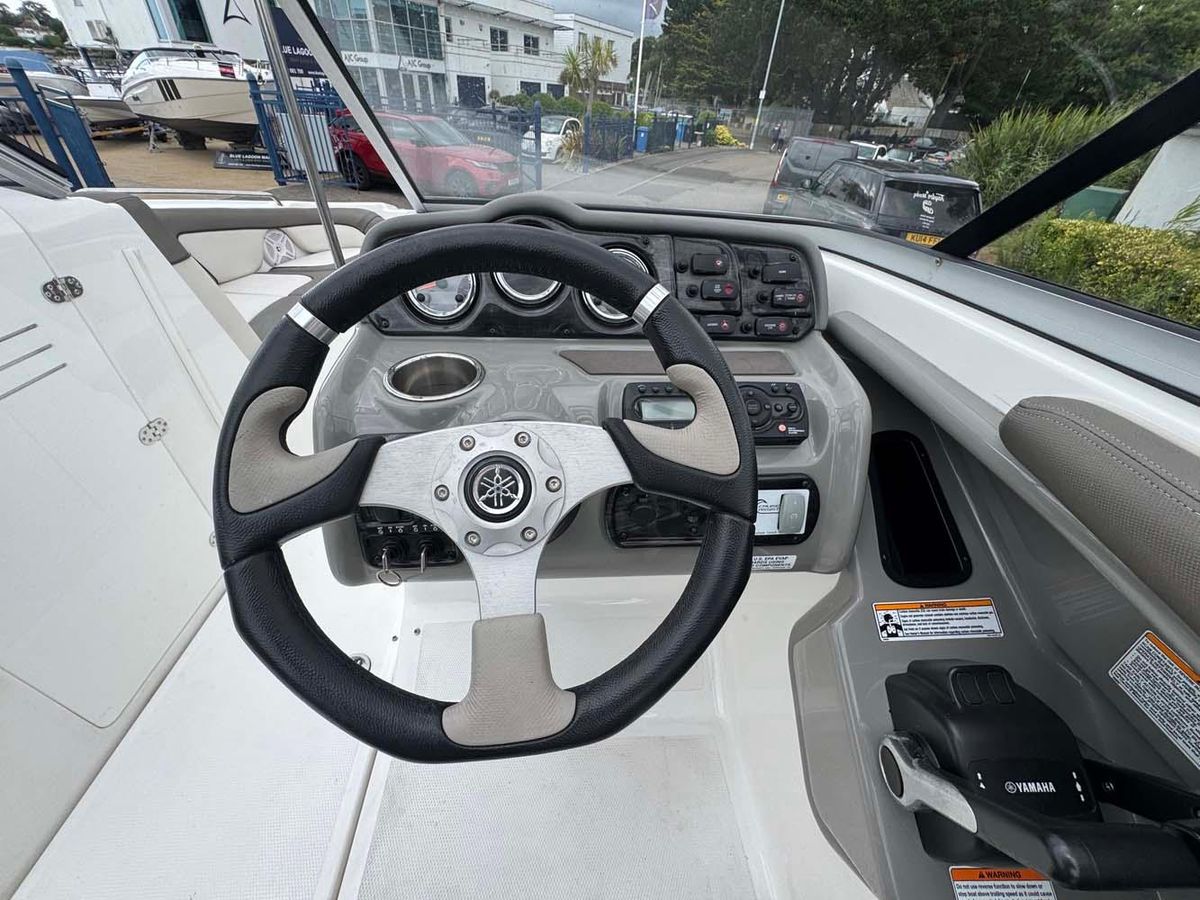 Yamaha 242 Limited S 2011 - High-Performance Jet Boat - Low Hours & Trailer Included