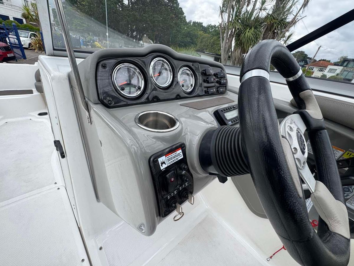 Yamaha 242 Limited S 2011 - High-Performance Jet Boat - Low Hours & Trailer Included