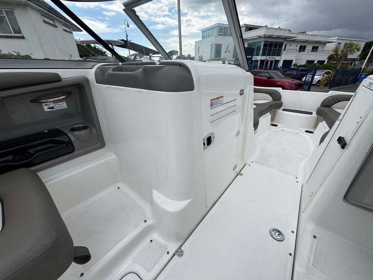 Yamaha 242 Limited S 2011 - High-Performance Jet Boat - Low Hours & Trailer Included