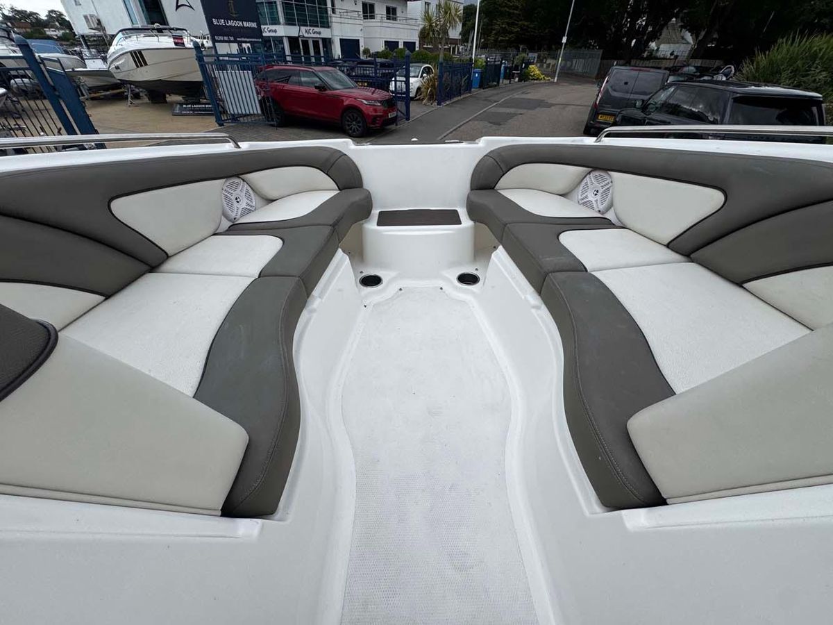 Yamaha 242 Limited S 2011 - High-Performance Jet Boat - Low Hours & Trailer Included