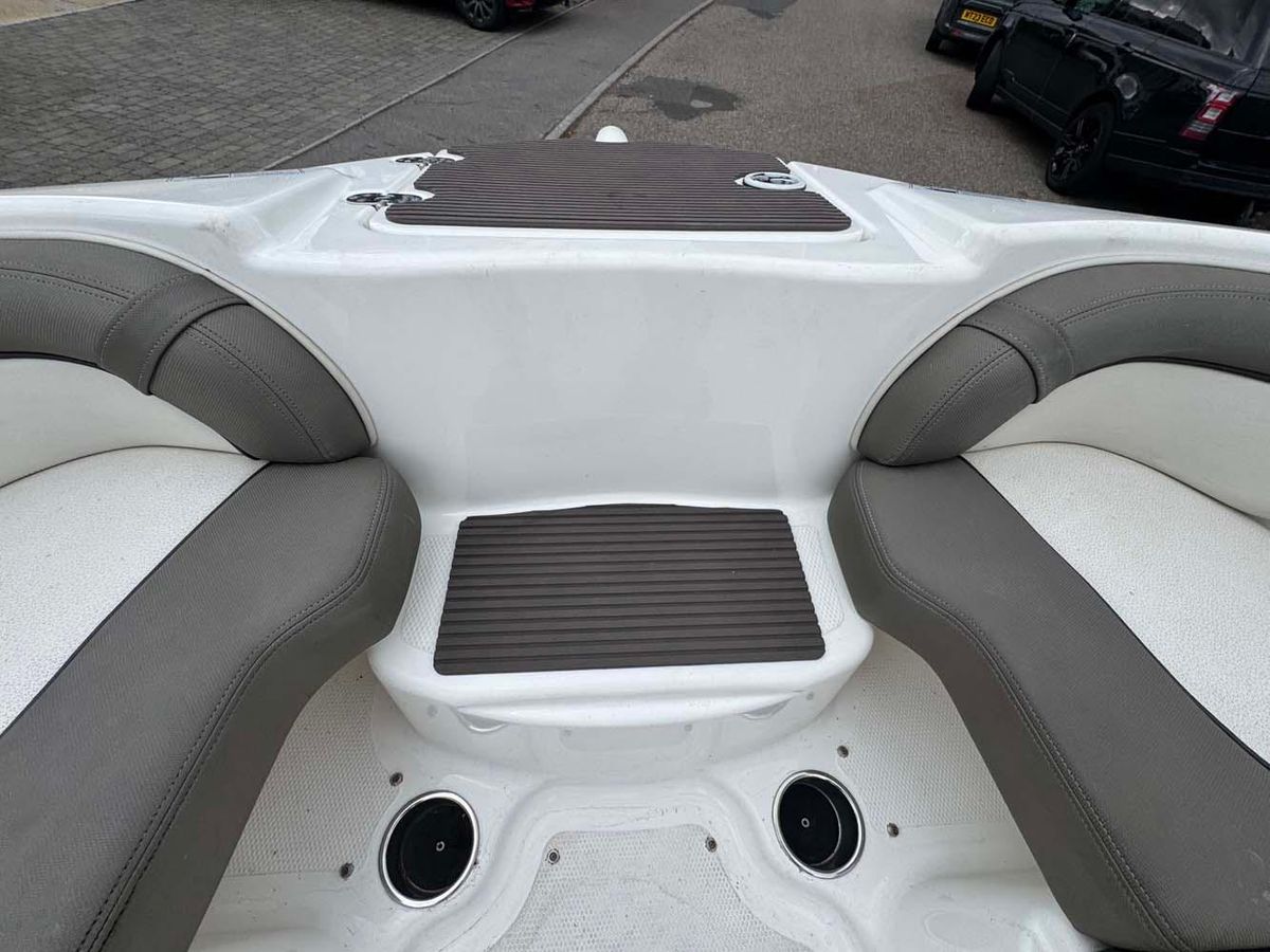 Yamaha 242 Limited S 2011 - High-Performance Jet Boat - Low Hours & Trailer Included