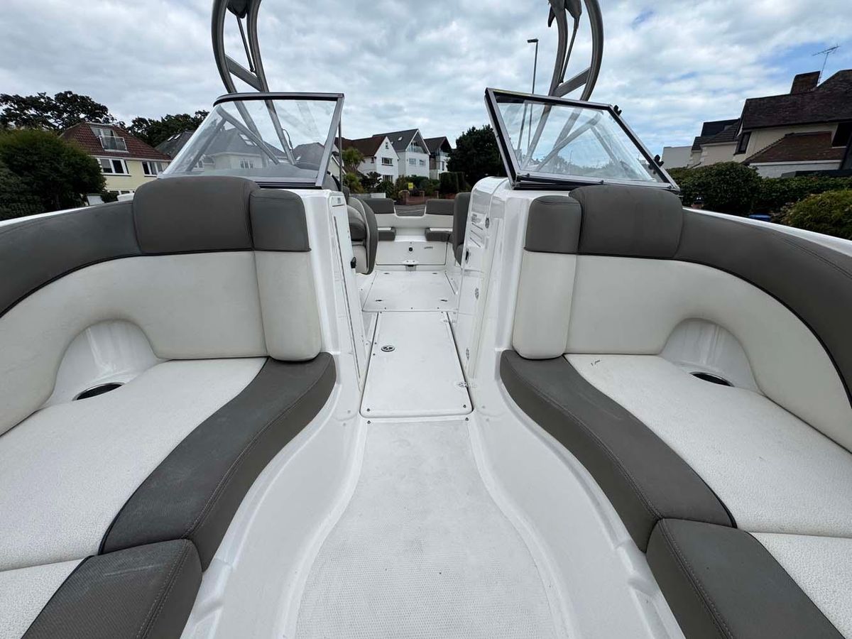 Yamaha 242 Limited S 2011 - High-Performance Jet Boat - Low Hours & Trailer Included