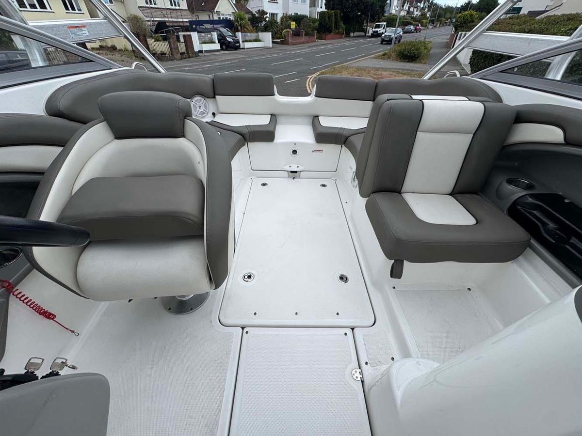 Yamaha 242 Limited S 2011 - High-Performance Jet Boat - Low Hours & Trailer Included