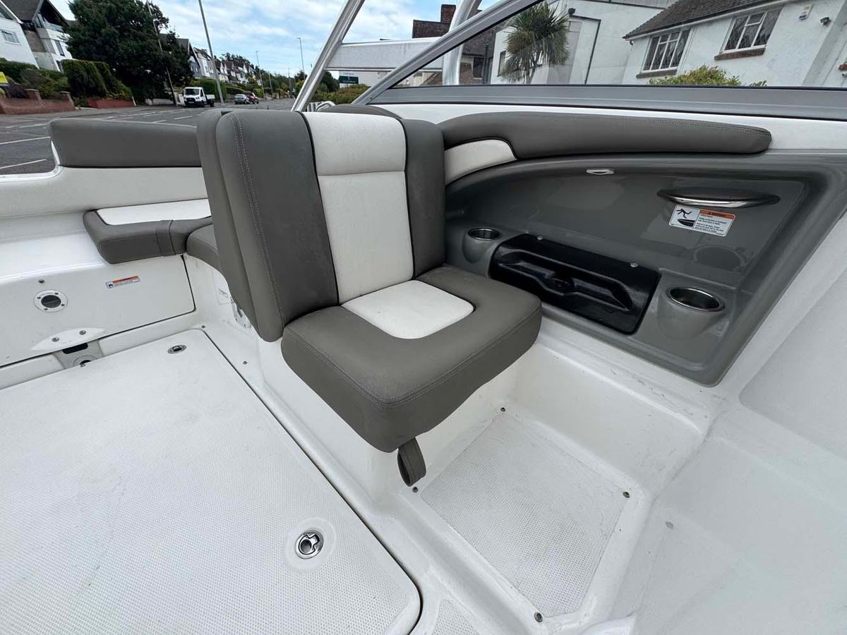 Yamaha 242 Limited S 2011 - High-Performance Jet Boat - Low Hours & Trailer Included