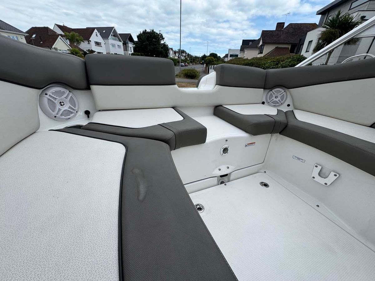 Yamaha 242 Limited S 2011 - High-Performance Jet Boat - Low Hours & Trailer Included